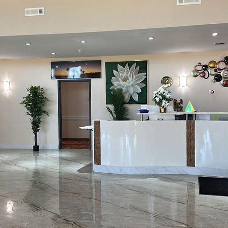 Royal Inn & Suites 아데어스빌 외부 사진