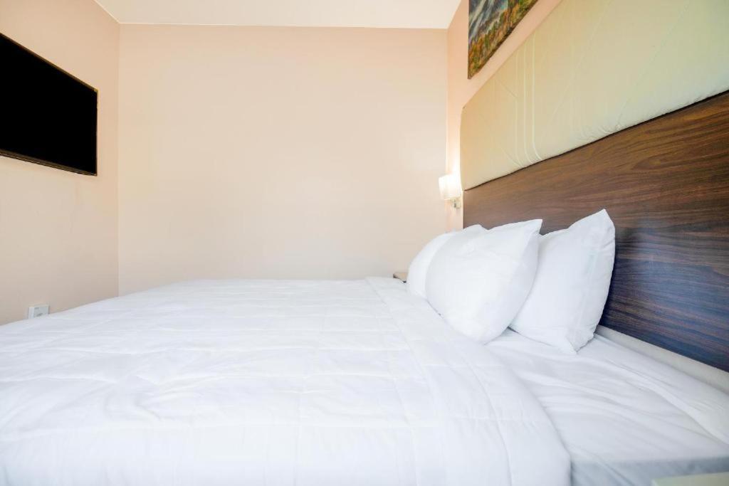 Royal Inn & Suites 아데어스빌 외부 사진