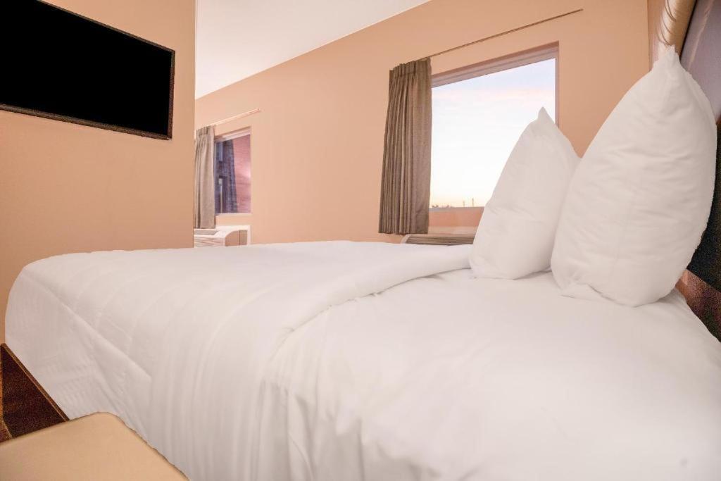 Royal Inn & Suites 아데어스빌 외부 사진