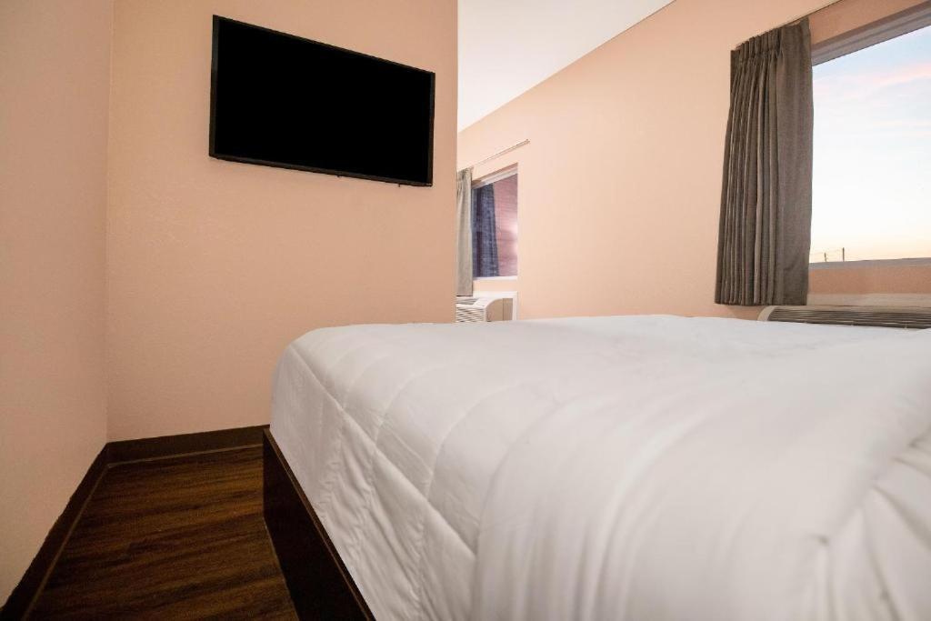 Royal Inn & Suites 아데어스빌 외부 사진