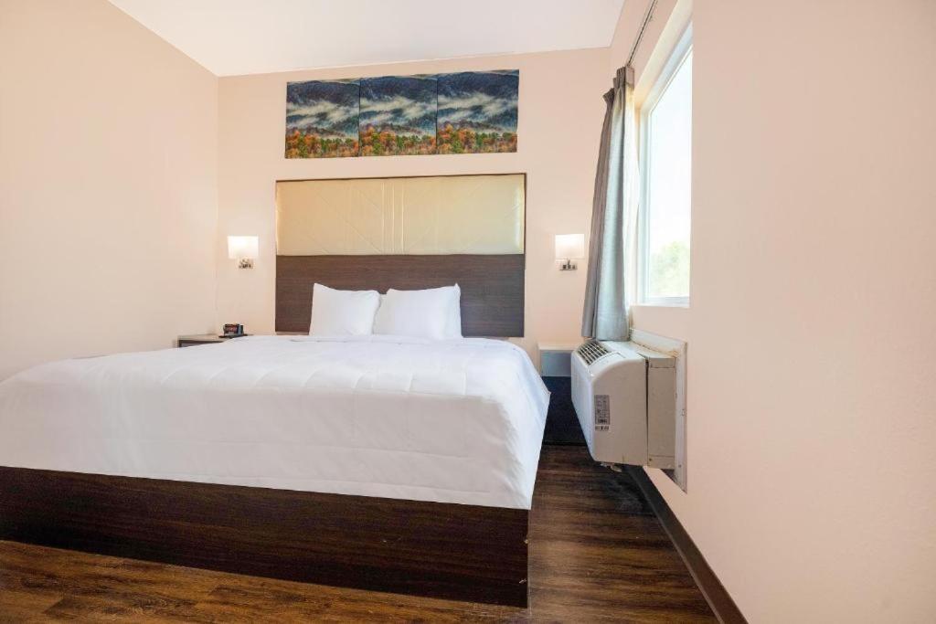 Royal Inn & Suites 아데어스빌 외부 사진