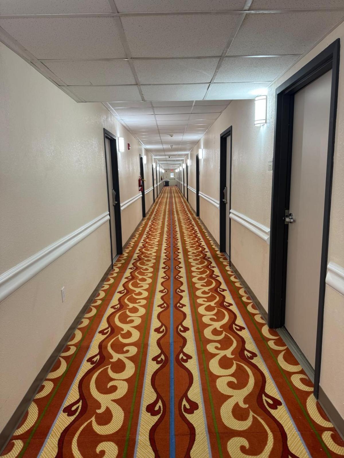Royal Inn & Suites 아데어스빌 외부 사진